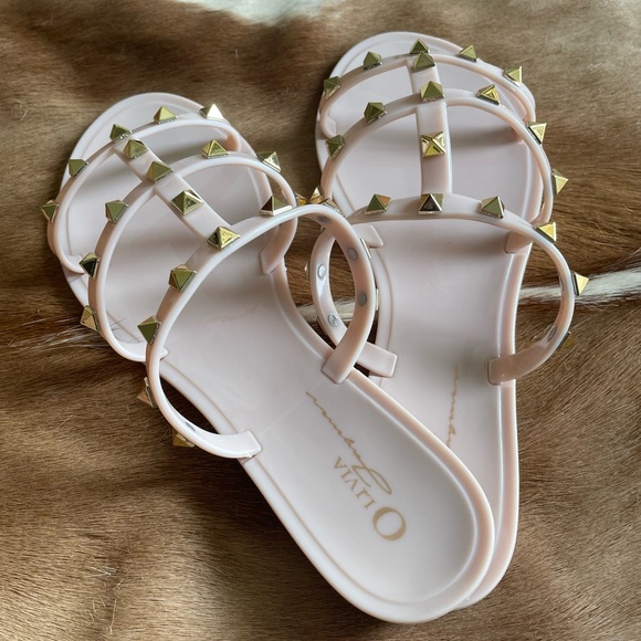 Nude Slides by Olivia F. (7.5) - Picture 3 of 5